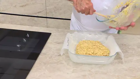 Vierte la mezcla en un molde para horno Vierte la mezcla en un molde para horno