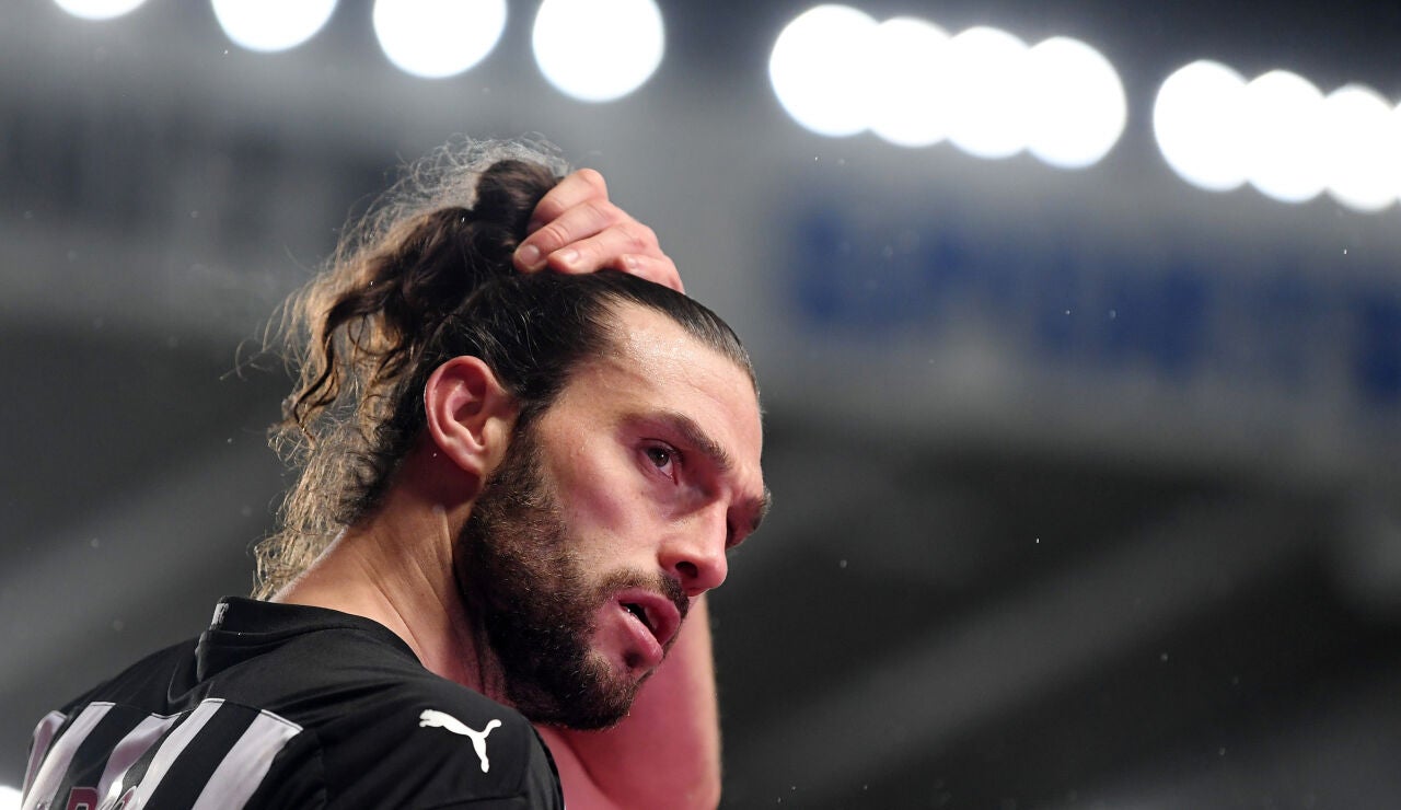 Andy Carroll en un partido con el Newcastle en 2021