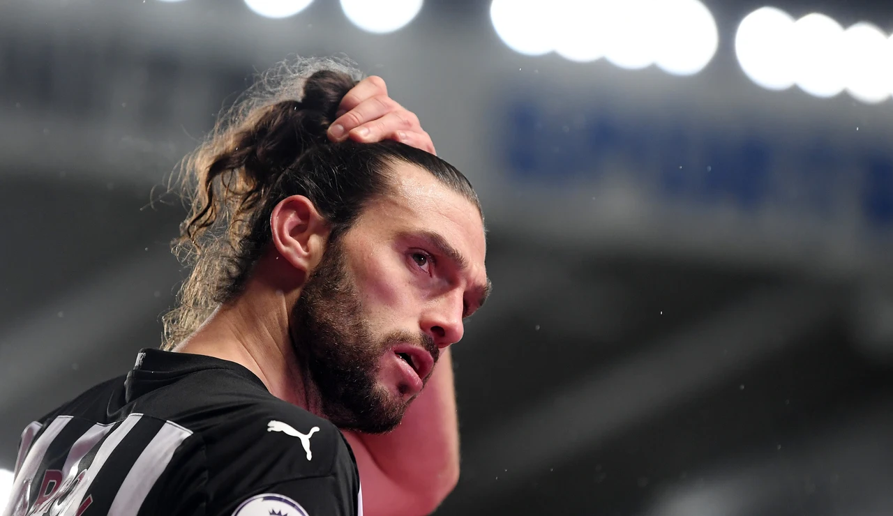 Andy Carroll en un partido con el Newcastle en 2021