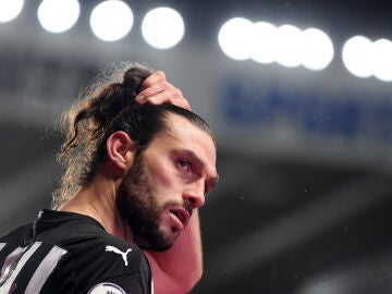 Andy Carroll en un partido con el Newcastle en 2021