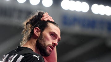 Andy Carroll en un partido con el Newcastle en 2021