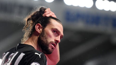 Andy Carroll en un partido con el Newcastle en 2021