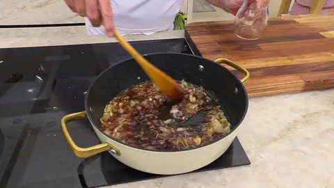 Vierte el vino y deja que reduzca Vierte el vino y deja que reduzca