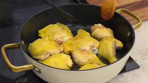 Sazona y fríe los muslos Sazona y fríe los muslos