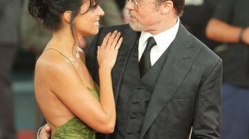 Brad Pitt con su novia Ines de Ramon en el Festival de San Sebasti&aacute;n