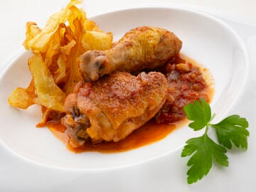 Receta de pollo entomatado con patatas de Argui&ntilde;ano: &ldquo;Una cazuela que sabe a gloria&rdquo;
