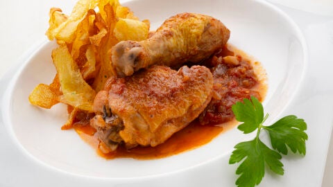 Receta de pollo entomatado con patatas de Argui&ntilde;ano: &ldquo;Una cazuela que sabe a gloria&rdquo;