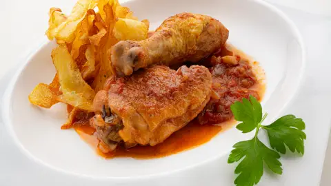 Receta de pollo entomatado con patatas de Arguiñano: “Una cazuela que sabe a gloria” Receta de pollo entomatado con patatas de Arguiñano: “Una cazuela que sabe a gloria”