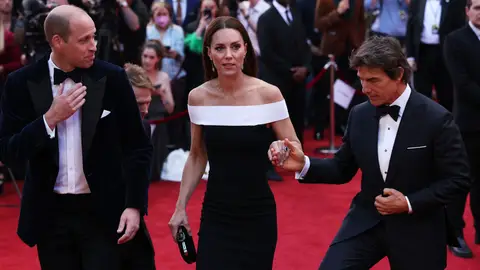 El príncipe Guillermo, Kate Middleton y Tom Cruise en la premiere de Top Gun: Maverick en 2022 El príncipe Guillermo, Kate Middleton y Tom Cruise en la premiere de Top Gun: Maverick en 2022