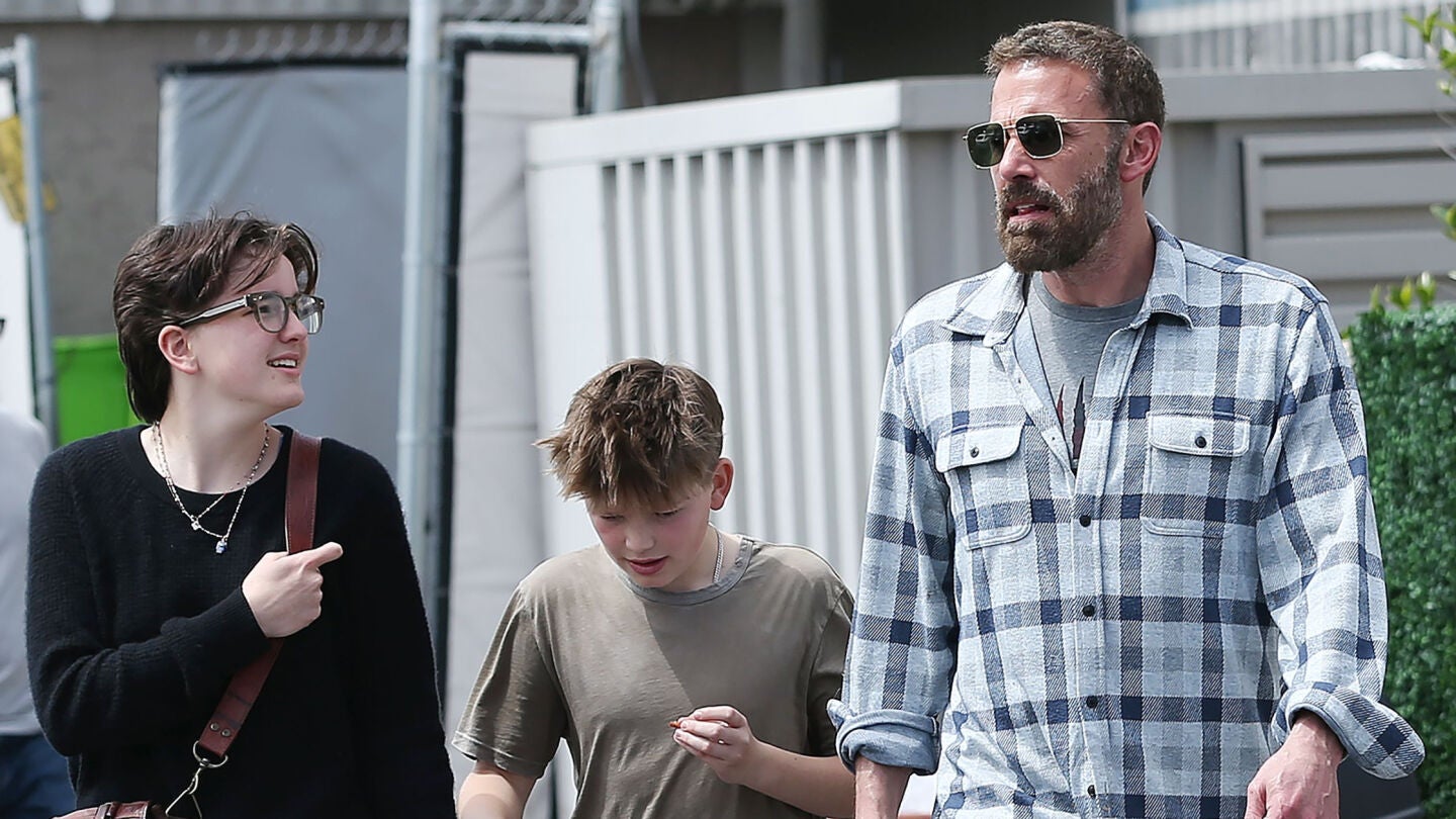 Finn y Samuel junto a su padre Ben Affleck