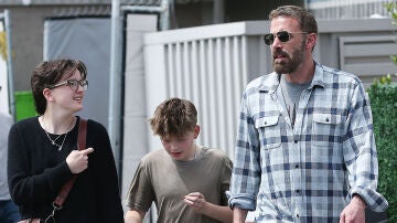 Finn y Samuel junto a su padre Ben Affleck