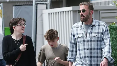 Finn y Samuel junto a su padre Ben Affleck Finn y Samuel junto a su padre Ben Affleck
