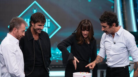Marron 'enga&ntilde;a' a Susana Abaitua y Maxi Iglesias con un incre&iacute;ble experimento en El Hormiguero