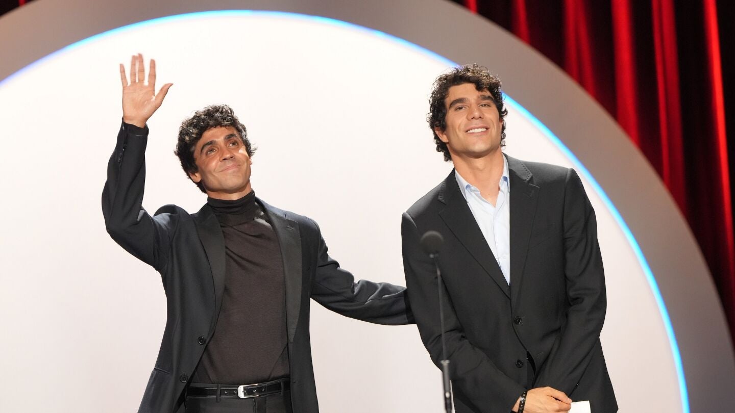 Javier Calvo y Javier Ambrossi durante la gala de clausura del Festival de San Sebasti&aacute;n