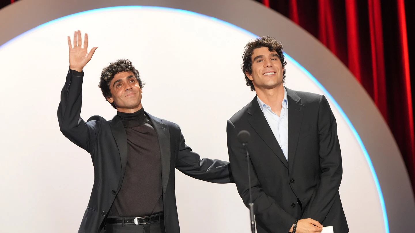 Javier Calvo y Javier Ambrossi durante la gala de clausura del Festival de San Sebastián Javier Calvo y Javier Ambrossi durante la gala de clausura del Festival de San Sebastián