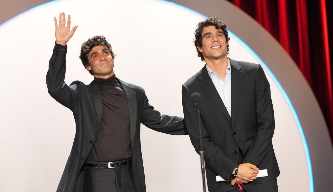 Javier Calvo y Javier Ambrossi durante la gala de clausura del Festival de San Sebasti&aacute;n