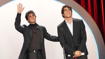 Javier Calvo y Javier Ambrossi durante la gala de clausura del Festival de San Sebasti&aacute;n