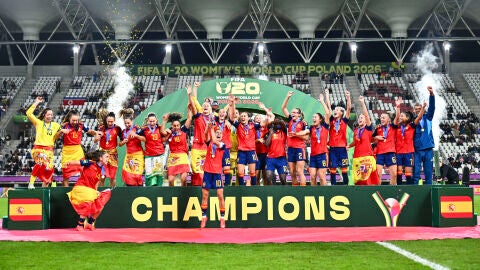 Las futbolistas espa&ntilde;olas levantan la Copa del Mundo en Lodz, Polonia 