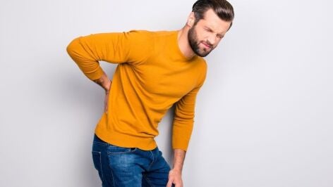 Un hombre con dolor de espalda, en imagen de archivo