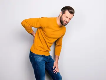 Un hombre con dolor de espalda, en imagen de archivo Un hombre con dolor de espalda, en imagen de archivo