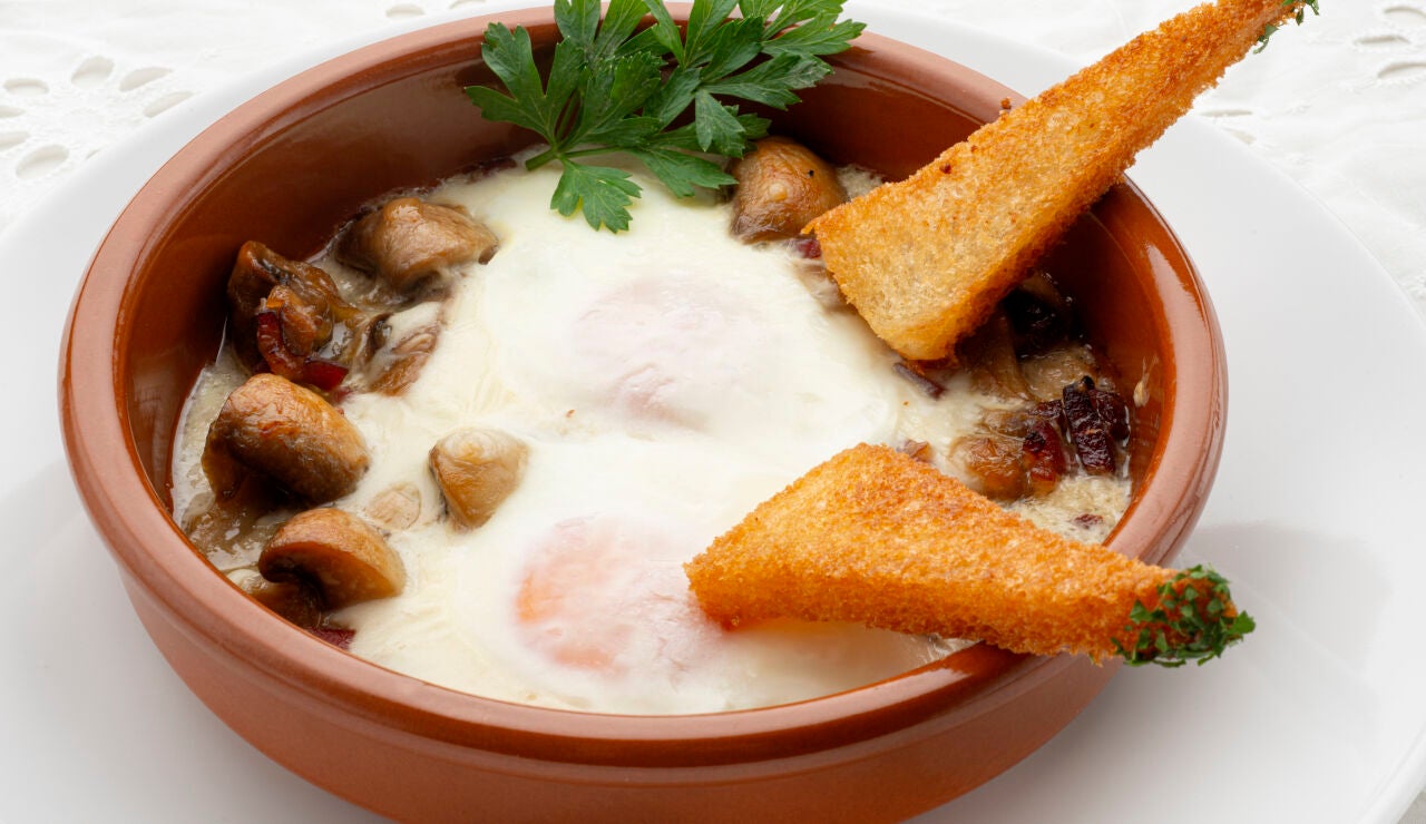 Huevos a la reina con champi&ntilde;ones y jam&oacute;n