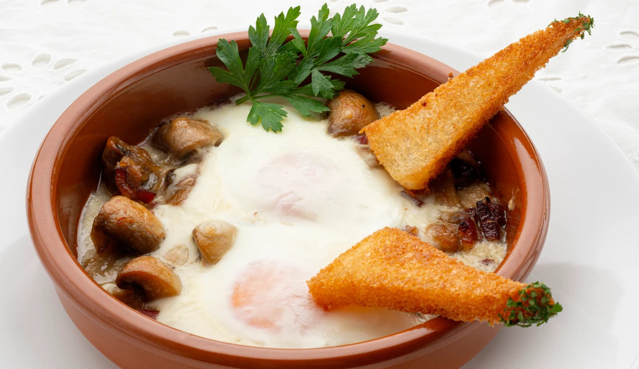 Huevos a la reina con champiñones y jamón