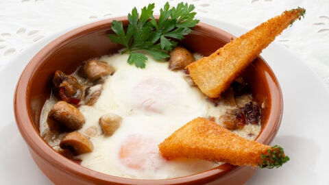 Huevos a la reina con champi&ntilde;ones y jam&oacute;n