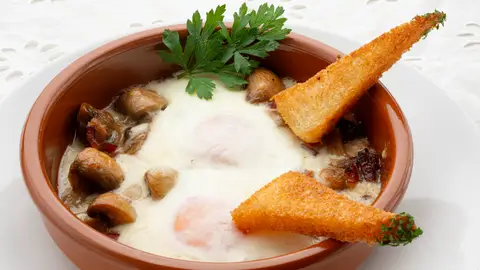 Huevos a la reina con champiñones y jamón Huevos a la reina con champiñones y jamón