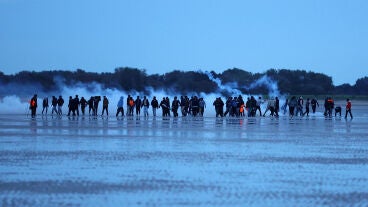 Migrantes rociados con gas lacrim&oacute;geno por la polic&iacute;a francesa