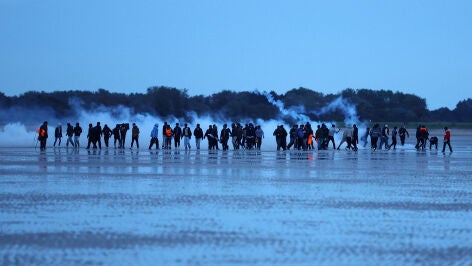 Migrantes rociados con gas lacrim&oacute;geno por la polic&iacute;a francesa