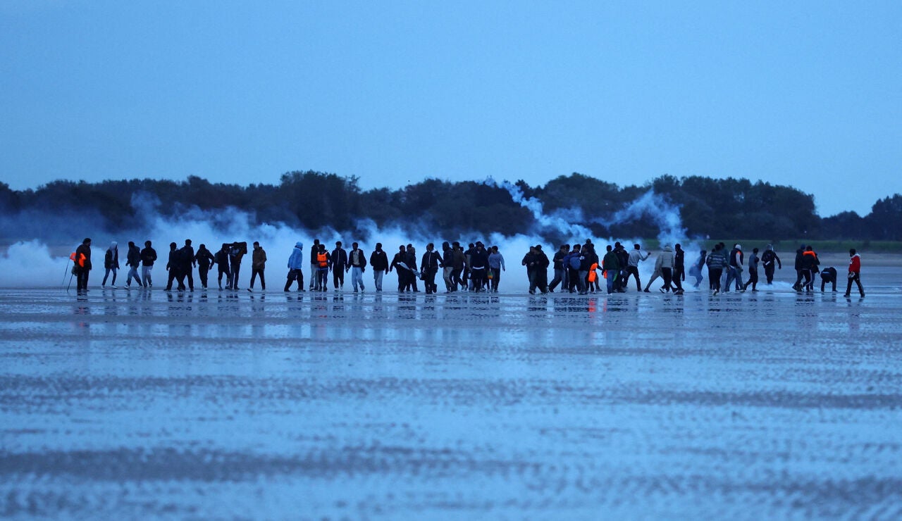 Migrantes rociados con gas lacrim&oacute;geno por la polic&iacute;a francesa