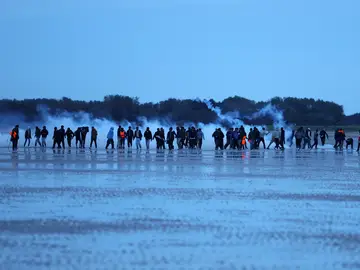 Migrantes rociados con gas lacrimógeno por la policía francesa Migrantes rociados con gas lacrimógeno por la policía francesa