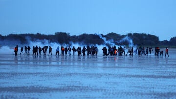 Migrantes rociados con gas lacrim&oacute;geno por la polic&iacute;a francesa