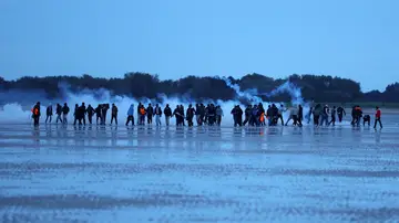 Migrantes rociados con gas lacrimógeno por la policía francesa Migrantes rociados con gas lacrimógeno por la policía francesa