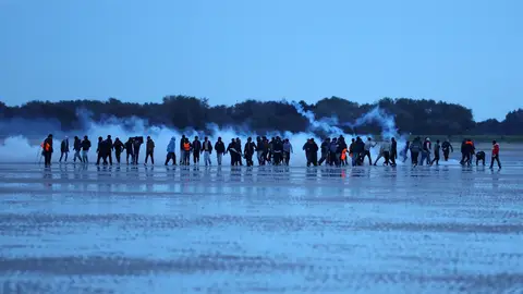 Migrantes rociados con gas lacrimógeno por la policía francesa Migrantes rociados con gas lacrimógeno por la policía francesa