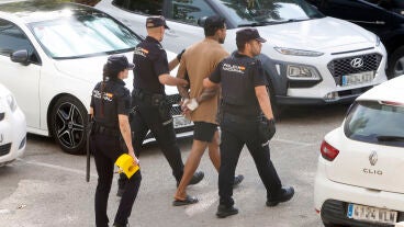 El detenido como supuesto autor del asesinato machista de su pareja en Benidorm sale del domicilio donde ocurri&oacute; el crimen