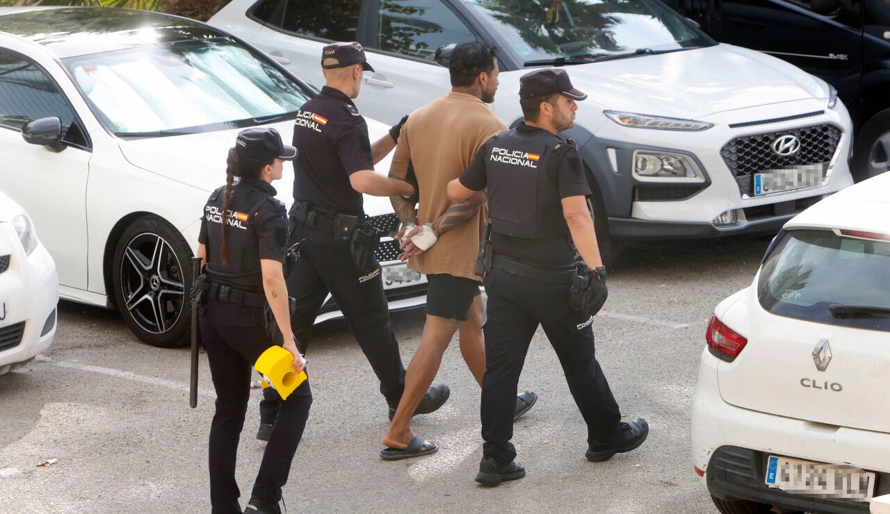El detenido como supuesto autor del asesinato machista de su pareja en Benidorm sale del domicilio donde ocurri&oacute; el crimen