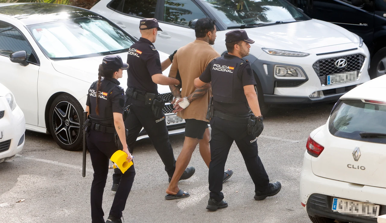 El detenido como supuesto autor del asesinato machista de su pareja en Benidorm sale del domicilio donde ocurrió el crimen