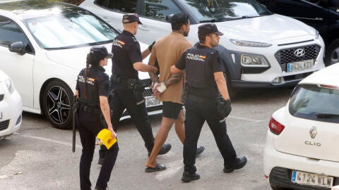 El detenido como supuesto autor del asesinato machista de su pareja en Benidorm sale del domicilio donde ocurri&oacute; el crimen