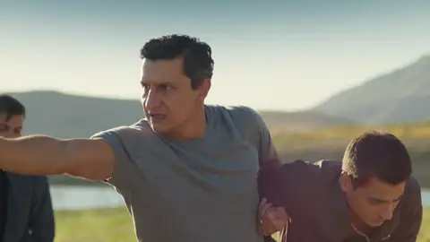 Demir y sus hombres dejan a Kaya al borde de la muerte y Sahin llega dispuesto a todo para salvarlo Demir y sus hombres dejan a Kaya al borde de la muerte y Sahin llega dispuesto a todo para salvarlo