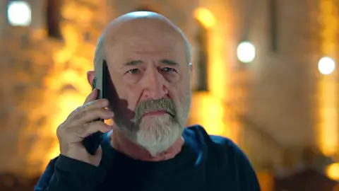 Ecmel descubre quién tiene secuestrada a Zerrin y decide callarse para culpar a sus sobrinos Ecmel descubre quién tiene secuestrada a Zerrin y decide callarse para culpar a sus sobrinos