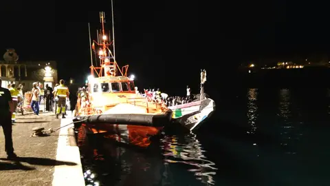 Una embarcación de Salvamento Marítimo, tras rescatar a migrantes en tres cayucos Una embarcación de Salvamento Marítimo, tras rescatar a migrantes en tres cayucos