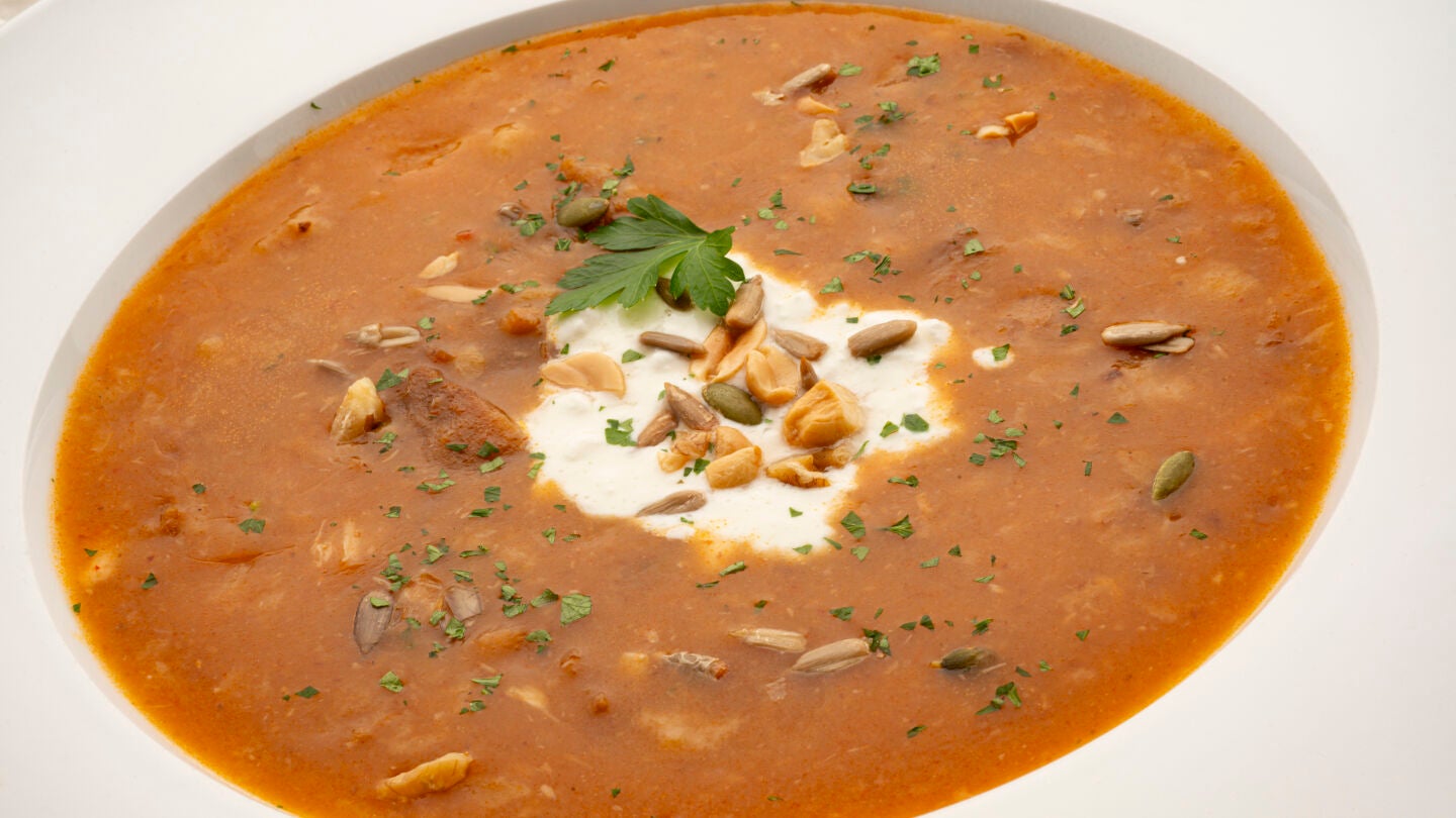 Crema de sopa de ajo con queso y frutos secos 