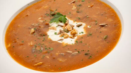 Crema de sopa de ajo con queso y frutos secos 