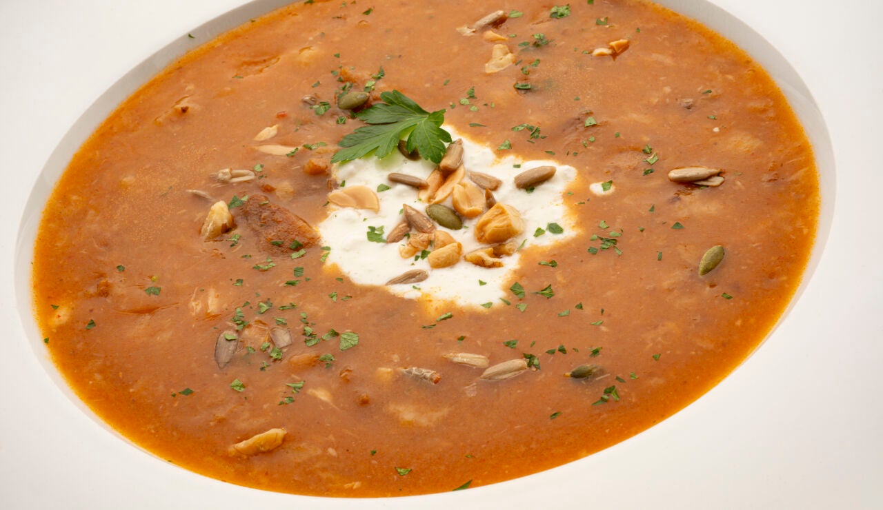Crema de sopa de ajo con queso y frutos secos 
