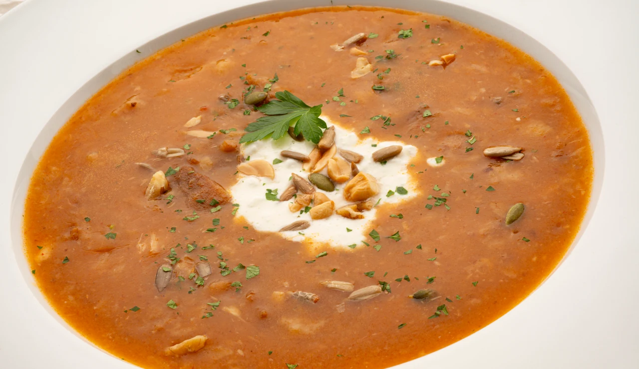 Crema de sopa de ajo con queso y frutos secos