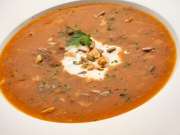 Crema de sopa de ajo con queso y frutos secos 