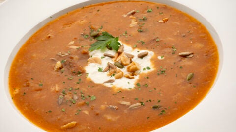 Crema de sopa de ajo con queso y frutos secos 