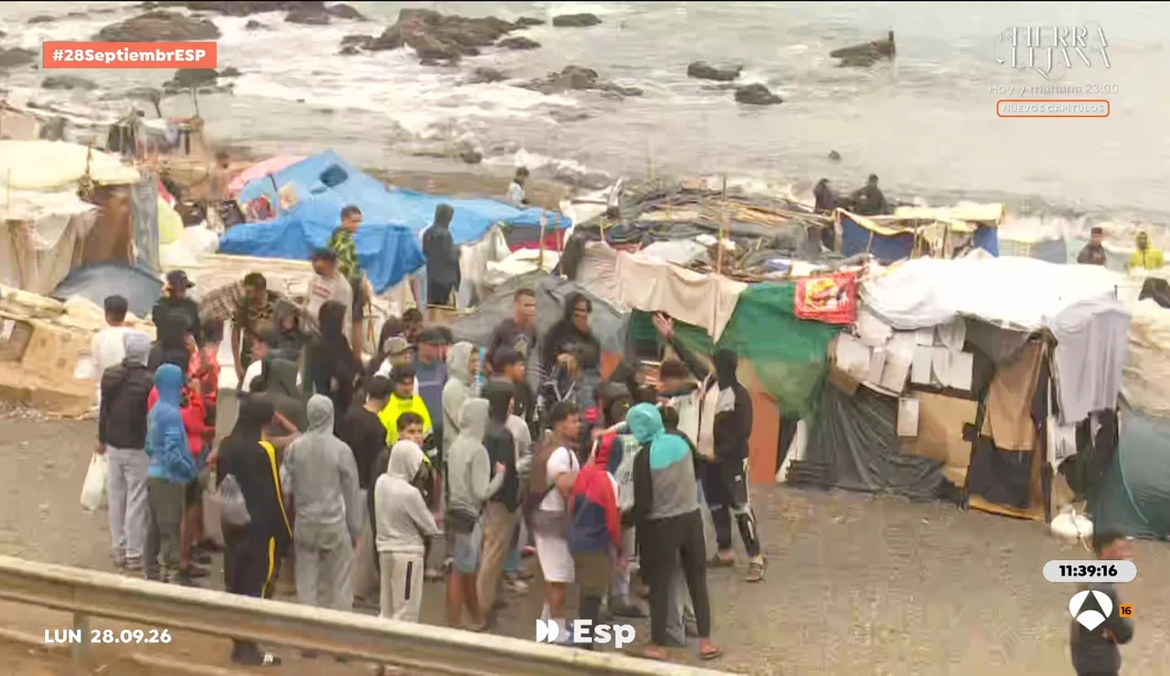 Un grupo de menores migrantes protestan en Ceuta