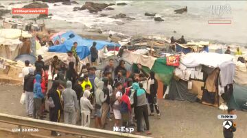 Un grupo de menores migrantes protestan en Ceuta